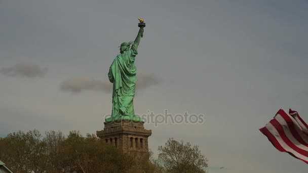 New York: özgürlük ve Amerikan bayrağı, gerçek zamanlı, ultra hd 4k heykeli — Stok video