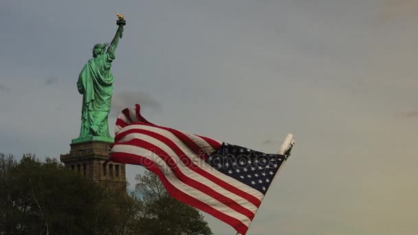 Νέα Υόρκη: Άγαλμα της ελευθερίας, με αμερικανική σημαία, ultra hd 4k — Αρχείο Βίντεο