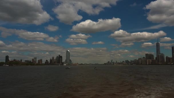 NUEVA YORK: Vista panorámica de la ciudad de Nueva York vista desde un barco, en tiempo real, ultra hd 4k — Vídeo de stock