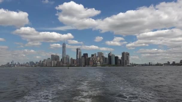 New york: panoramablick new york city von einem schiff aus gesehen, echtzeit, ultra hd 4k — Stockvideo