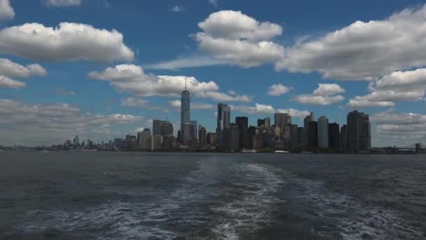 NUEVA YORK: Vista panorámica de la ciudad de Nueva York vista desde un barco, en tiempo real, ultra hd 4k — Vídeos de Stock