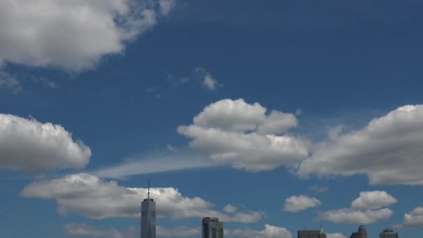 New York: Panoramisch uitzicht over New York City gezien vanaf een vaartuig, real-time, ultra hd 4k — Stockvideo