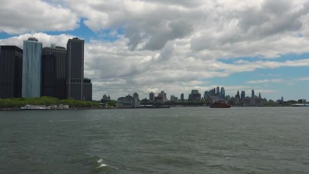 НЬЮ-ЙОРК, около 2017 года: Манхэттен знаменитого парома Стейтен-Айленд ездить панорама Нью-Йорка, Сша, в реальном времени, ультра hd 4k — стоковое видео