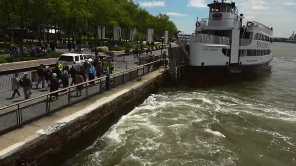 NUEVA YORK, circa 2017: Nueva York distrito financiero y Battery Park visto desde un barco, en tiempo real, ultrahd 4k — Vídeos de Stock