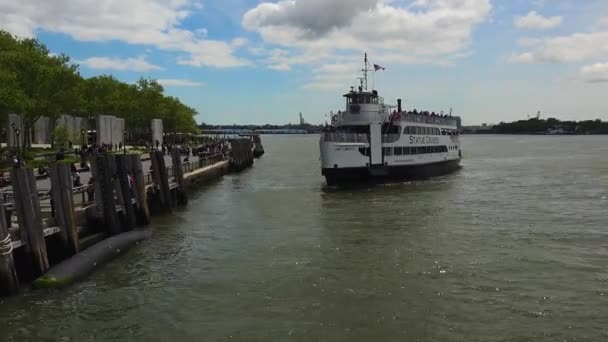НЬЮ-ЙОРК, около 2017 года: Лодка возле пирса в Battery Park, в реальном времени, ultrahd 4k — стоковое видео