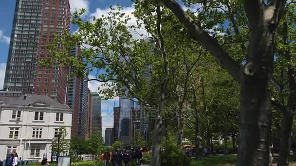 Nowy Jork, circa 2017: dzielnicy finansowej Nowego Jorku, w okresie wiosennym od Battery Park, czasie rzeczywistym, ultrahd 4k — Wideo stockowe