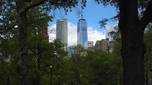 Нью-Йорк, близько 2017: фінансового району Нью-Йорка у весняний час видно з Баттері-парк, реального часу, ultrahd 4 к — стокове відео