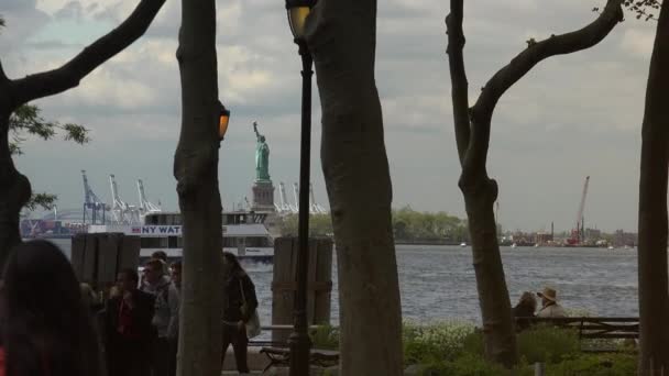 New York, 2017 yaklaşık: Anıtı görülen Battery Park, gerçek zamanlı, ultrahd 4 k — Stok video