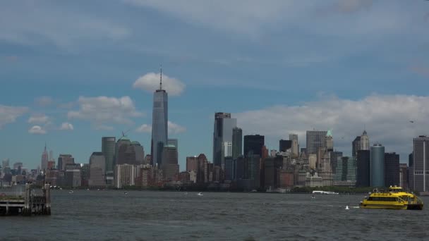 Nowy Jork, circa 2017: panorama Nowego Jorku, Usa, czasie rzeczywistym, ultra hd 4k można dopłynąć promem słynnego Manhattan Staten Island — Wideo stockowe