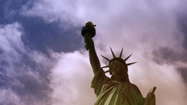 New York: Szabadság-szobor, a felhők és a hatások, ultra hd 4k — Stock videók
