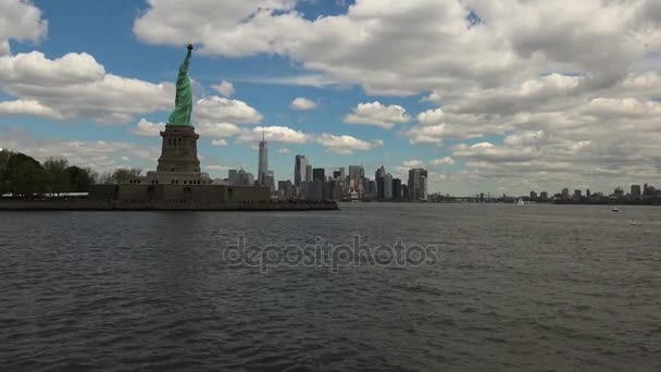 NUEVA YORK: Estatua de la Libertad y Manhattan vista desde un barco, en tiempo real, ultra hd 4k — Vídeo de stock