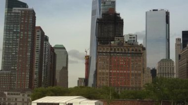 New York, 2017 yaklaşık: New York City finans bölgesine ve Battery Park Marnixkade bir tekne, ultrahd 4k