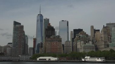 New York, 2017 yaklaşık: New York City finans bölgesine ve Battery Park bir tekne, ultrahd 4 k gördüm
