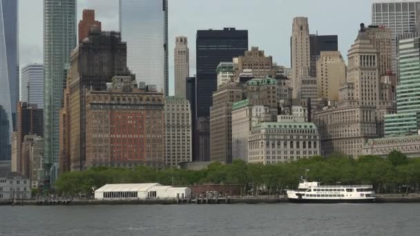 NOVA IORQUE, por volta de 2017: Nova York distrito financeiro e Battery Park visto de um barco, ultrahd 4k — Vídeo de Stock