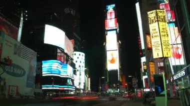 New York City - 23 Haziran: Gece, 23 Haziran 2017 New York'ta trafik Times Square zaman atlamalı. Times Square New York City ve Amerika Birleşik Devletleri'nin ikonik bir sembolü haline gelmiştir.