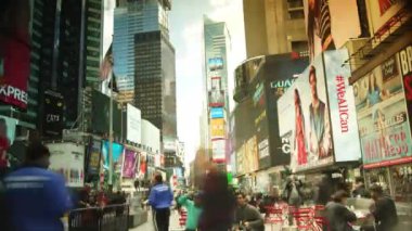 New York City - 23 Haziran: Gece, 23 Haziran 2017 New York'ta trafik Times Square zaman atlamalı. Times Square New York City ve Amerika Birleşik Devletleri'nin ikonik bir sembolü haline gelmiştir.