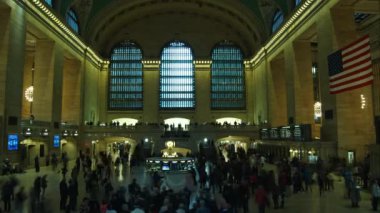 New York - 23 Haziran: Grand Central Station ile 23 Haziran 2017 New York, Ny içinde seyahat (Timelapse görünümü) yolcu. Grand Central platformlar sayısıyla dünyanın en büyük tren istasyonu olduğunu.