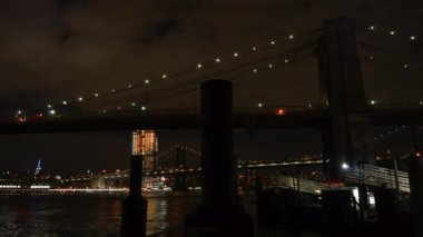 New York City cityscape gökdelenler manzarası gece köprü Doğu Nehri profili Manhattan su yansıma ABD East Coast, bölge panorama görünüm Rating alan görünümü büyük şehir, zaman atlamalı, 4k