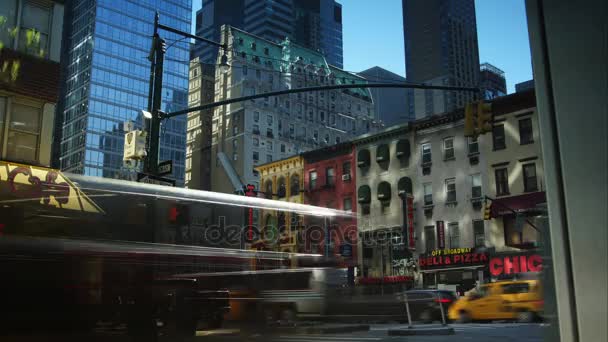 NEW YORK, circa 2017 : Véhicule lourd de jour à Manhattan, le temps presse — Video