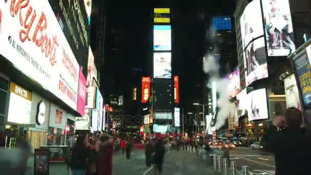 Нью-Йорк - 23 червня: Проміжок часу Таймс-сквер трафіку вночі, 23 червня 2017 року в Нью-Йорку. Площа Таймс-сквер став знаковим символом Нью-Йорку і США. — стокове відео