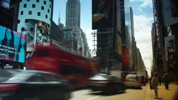 뉴욕시-6 월 23 일: 6 월 23 일 2017 뉴욕시에서 밤에 타임 스퀘어 교통의 시간 경과. 타임 스퀘어는 뉴욕시와 미국의 아이코 닉 기호 되고있다. — 비디오