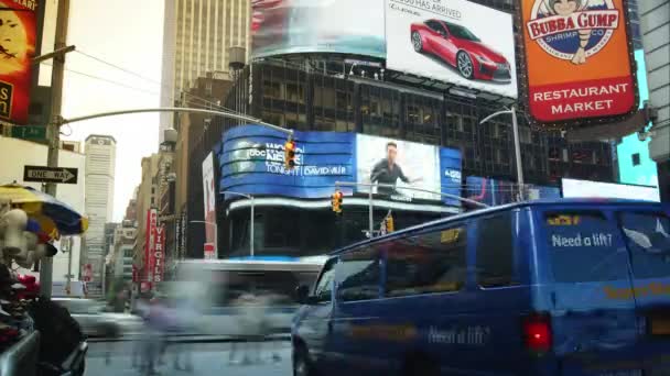 纽约市-6 月 23 日： 时间流逝的晚上，2017 年 6 月 23 日在纽约时报广场交通。纽约时报广场已成为纽约城和美国的一个标志性符号. — 图库视频影像