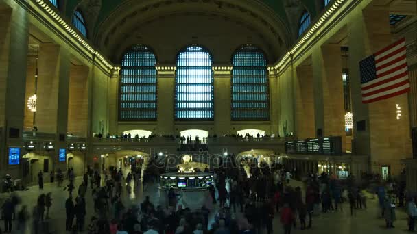 New york - juni 23: (Zeitraffer-Ansicht) passagiere, die am 23. juni 2017 in new york, ny durch den Grand Central Station reisen. Grand Central ist nach Anzahl der Bahnsteige der größte Bahnhof der Welt. — Stockvideo