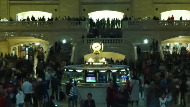 New York - 23 juni: (Timelapse View) passagerare som reser genom Grand Central Station 23 juni 2017 i New York, Ny. Grand Central är den största järnvägsstationen i världen av antal plattformar. — Stockvideo