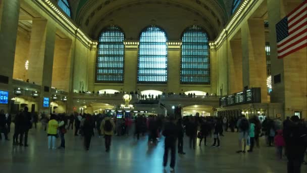 Nowy Jork - 23 czerwca: (Zobacz Timelapse) pasażerów podróżujących przez dworzec Grand Central 23 czerwca 2017 w Nowy Jork, Ny. Grand Central jest największy dworzec kolejowy na świecie przez wielu platform. — Wideo stockowe