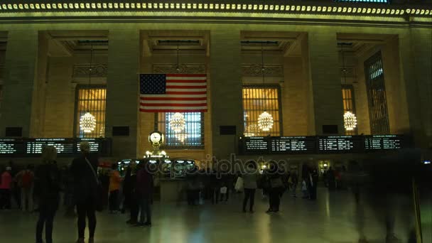 New York - 23 juni: (Timelapse View) passagerare som reser genom Grand Central Station 23 juni 2017 i New York, Ny. Grand Central är den största järnvägsstationen i världen av antal plattformar. — Stockvideo