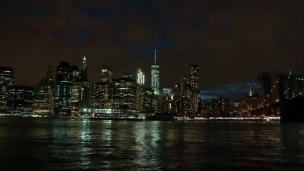 New York City cityscape wolkenkrabbers skyline nacht brug East rivierzicht Manhattan water reflectie Usa oostkust, district panorama view verkeer areal weergave grootstad, tijdspanne, 4k — Stockvideo