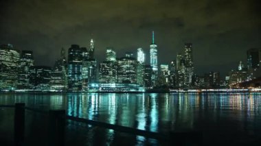 New York City cityscape gökdelenler manzarası gece köprü Doğu Nehri profili Manhattan su yansıma ABD East Coast, bölge panorama görünüm Rating alan görünümü büyük şehir, zaman atlamalı, 4k