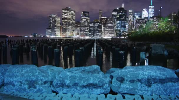 New York City City City scape skyscrapers skyline night bridge East River view Manhattan water reflection USA East Coast, district panorama view traffic areal view big city, time lapse, 4k — стоковое видео