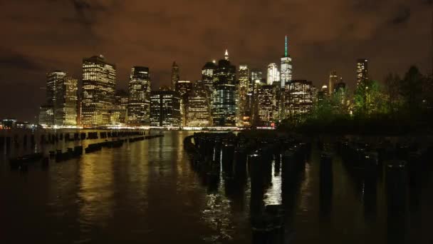 New York City cityscape wolkenkrabbers skyline nacht brug East rivierzicht Manhattan water reflectie Usa oostkust, district panorama view verkeer areal weergave grootstad, tijdspanne, 4k — Stockvideo