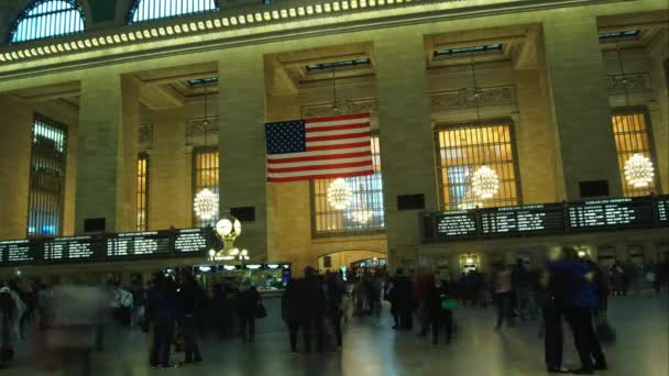 Nowy Jork - 23 czerwca: (Zobacz Timelapse) pasażerów podróżujących przez dworzec Grand Central 23 czerwca 2017 w Nowy Jork, Ny. Grand Central jest największy dworzec kolejowy na świecie przez wielu platform. — Wideo stockowe