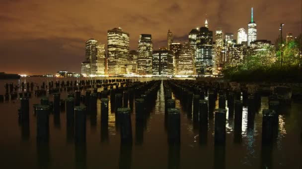 뉴욕시 도시 마천루 스카이 라인 밤 다리 이스트 리버 보기 맨하탄 물 반사 미국 동해 안, 구 파노라마 뷰 트래픽 영역 보기 큰 도시, 시간 경과, 4 k — 비디오