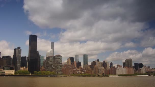 New York, Verenigde Staten - mei 2017: Weergave Manhattan skyline wolkenkrabbers, time-lapse — Stockvideo