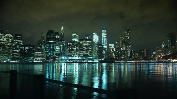 New York City városkép felhőkarcolók skyline éjszaka híd East River view Manhattan víz elmélkedés Usa keleti partján, kerület panoráma kilátás forgalom areal nézet nagy város, Időközű, 4k — Stock videók