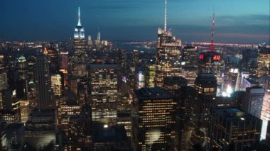 New York City - 24 Haziran 2017: Manhattan Skyline havadan görünümü. Gece ışık efektleri ile ünlü New York binalarda zaman lapsed görünümü.