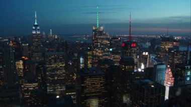 New York City - 24 Haziran 2017: Manhattan Skyline havadan görünümü. Gece ışık efektleri ile ünlü New York binalarda zaman lapsed görünümü.