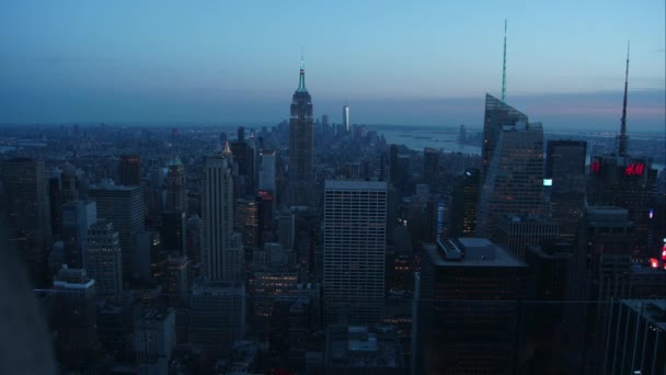 NUEVA YORK CITY - 24 de junio de 2017: Vista aérea del horizonte de Manhattan. Vista temporal de los famosos edificios de Nueva York en la noche con efectos de luz . — Vídeo de stock