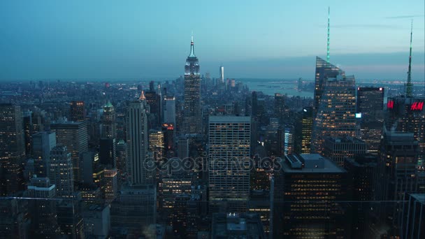 NUEVA YORK CITY - 24 de junio de 2017: Vista aérea del horizonte de Manhattan. Vista temporal de los famosos edificios de Nueva York en la noche con efectos de luz . — Vídeos de Stock