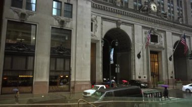 New York, 2017 yaklaşık: arabalar geliyor bina ve Park Avenue.Ultrahd4k hareketli Helmsley altından