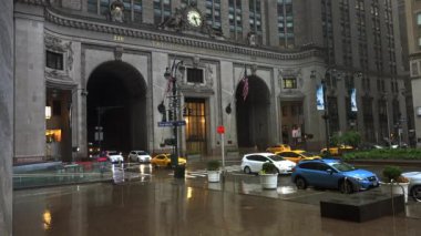 New York, 2017 yaklaşık: arabalar geliyor bina ve Park Avenue.Ultrahd4k hareketli Helmsley altından