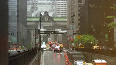 New York City - 2017 yaklaşık: araç trafik Park Avenue tünel Grand Central Terminali doğru gelen bir yağmurlu günde akan
