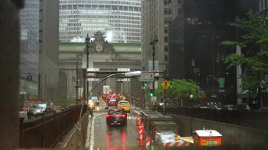 New York City - 2017 yaklaşık: araç trafik Park Avenue tünel Grand Central Terminali doğru gelen bir yağmurlu günde akan