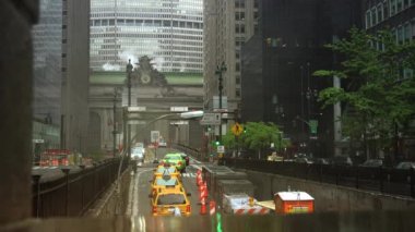New York City - 2017 yaklaşık: araç trafik Park Avenue tünel Grand Central Terminali doğru gelen bir yağmurlu günde akan