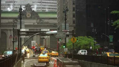 New York City - 2017 yaklaşık: araç trafik Park Avenue tünel Grand Central Terminali doğru gelen bir yağmurlu günde akan