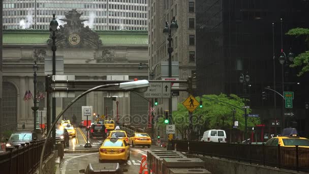 NEW YORK CITY - circa 2017 : circulation automobile en provenance du tunnel Park Avenue vers le Grand Central Terminal par temps de pluie — Video