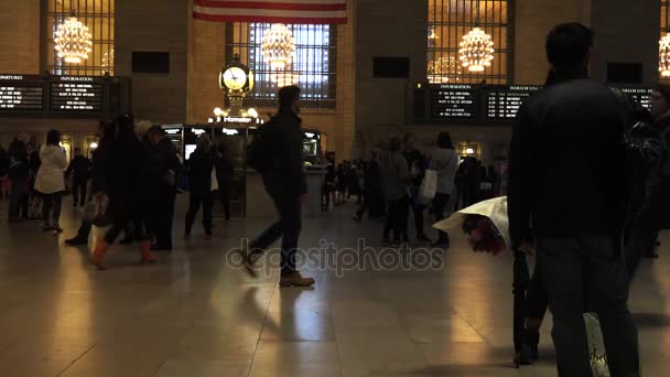 Нью-Йорк, близько 2017: мандрівників і туристів в Grand Центрального Station.In 2013, він приймав 21,6 млн відвідувачів, поставивши його серед десяти найбільш відвідуваних туристичних визначних пам'яток в світі. Ultrahd4k — стокове відео